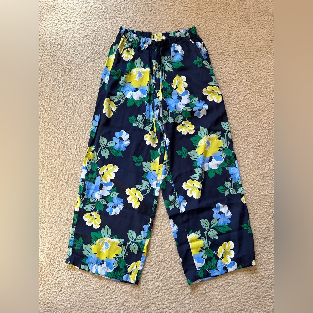 Comfortable loose pants with pockets